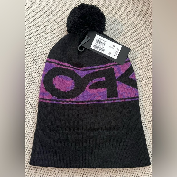 NWT Oakley Blackout Black Wanderlust Pom Beanie! - Picture 7 of 7
